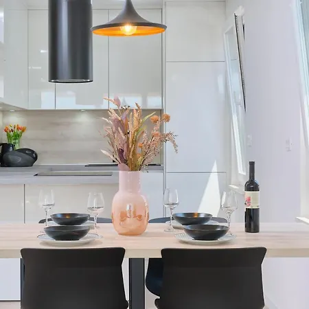 Queen Apartment *