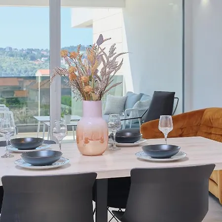 Queen Apartment *